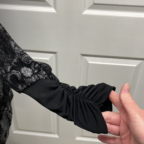 Fashque Studio Cold Shoulder Black Glitter Paisley Tunic 1X - Picture 4 of 8